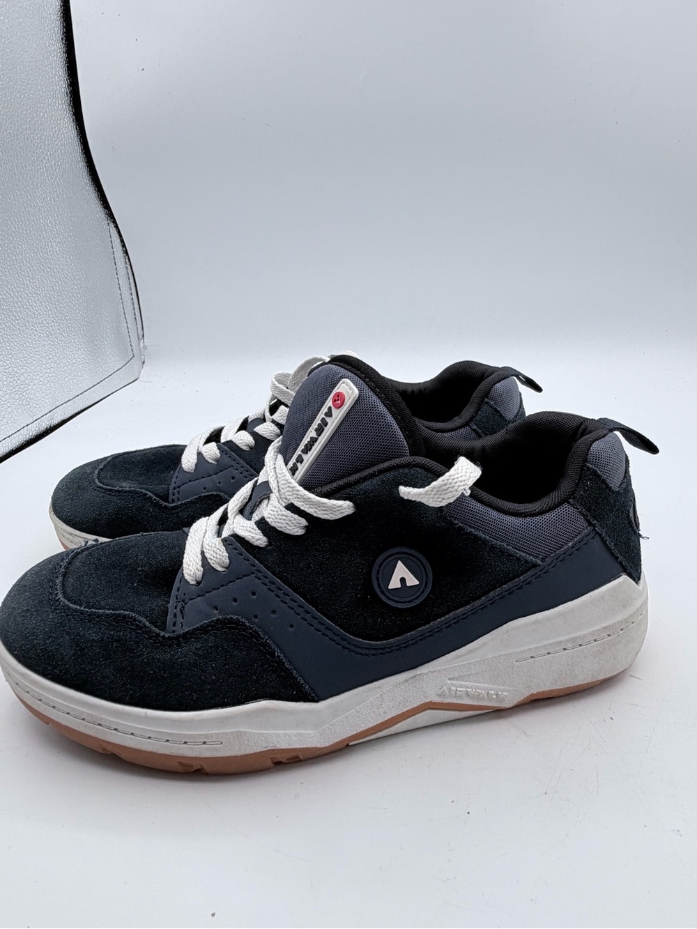 Airwalk Youth Size 5 Navy Blue Skate Shoes Sneakers Lace Up Casual Low Top Boys